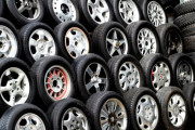 タイヤメーカー「タイヤは3年で賞味期限！履き替えろ！履き替えろ！10万円払え！！」