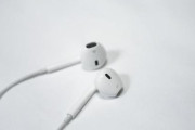 【悲報】有線イヤホン「充電要りません、安い、無くしません」⟵これが廃れてしまった理由ｗｗｗｗｗ