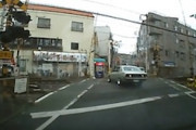 【動画】京浜急行の踏切で亀になったシャコタン車が通りすがりの人らに助けられる。
