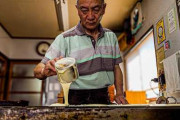 愛知・知立の老舗「あんまき」に海外も関心 5代目が一枚ずつ手焼きする
