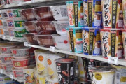 日本のセブンイレブンのカップラーメンコーナー（海外の反応）