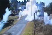 【動画】スクーターのステップに載せていた花火が爆発してしまう(((ﾟДﾟ)))