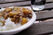 ベランダでカレー食ってる（※画像あり）