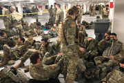 米首都警備の州兵ら､地下駐車場に寝かされる　批判殺到　兵士に敬意を表しているトランプ大統領とは真逆