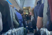 【米国】飛行機のドアを開けようとした男「皆が俺を狙っている！この飛行機は飛んでない！」→CAがポットでぶん殴るｗｗｗｗｗ