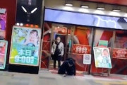 【動画】パチンカスさん大負けして店の前で発狂してしまうｗｗｗ