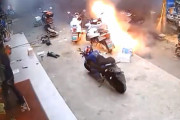 【動画】中国、また電動バイクのバッテリーが爆発！突然、黒煙を吐き出し火を噴く…