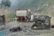 突然、巨大落石が3台の車を一瞬で潰す…インド警察が本物と確認した恐怖動画！