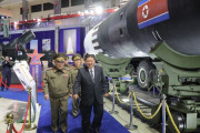 北朝鮮の金総書記、平壌で行われた最新兵器展示会を視察…火星11型や巡航ミサイル並ぶ！