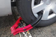 【愕然】違法駐車にタイヤロック→女さん「無理矢理発進したら車が壊れた！訴えてやる！」