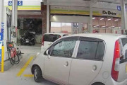 【動画】ガソリンスタンドで当たり前のように割り込みするドライバーの女性がひどいｗｗｗｗｗｗｗｗｗ