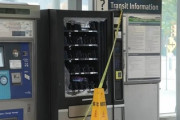 【画像】バンクーバーの駅でデビューした寿司の自動販売機が…