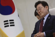 韓国人「（衝撃）日本の公式の席上で耳をほじくる李在明」