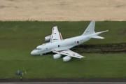空自岐阜基地でP-1哨戒機が滑走路を逸脱、機体は前側に傾く…川崎重工業が所有！