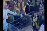 【動画】サウジアラビアのサッカーファン、負けた選手にブチギレてムチ打ちｗｗｗｗｗ