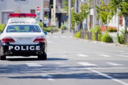 神奈川県警追跡の盗難バイクが逆走し車に衝突、無免許の少年が重傷