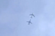 【動画】日本の上空で空中給油を受ける米爆撃機が地上から撮影される。
