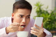 【悲報】最近の若者、8割がスマホをを見ながら食事していた・・・・・