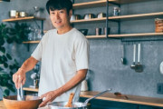 【悲報】 日本のCM、なぜか「男性が料理して、女性は見てるだけ」という描写ばかりになる