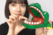 【悲報】乃木坂46メンバー、ワニに手を食われてしまう...