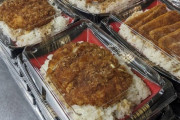 【画像】雪で立ち往生のドライバーに配られたカツ丼がヤバイｗｗｗ