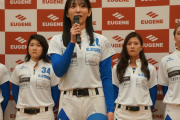 女子野球チームが「胸元がV字」のユニフォームを発表