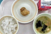 主菜｢唐揚げ一つ｣の小学校給食､改善へ 福岡市教委｢お皿が大きく､相対的に小さく見えてしまった｡見た目も考えないといけなかった｣