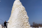 突然出現した氷のタワーが絶景スポットとして話題に（中国）