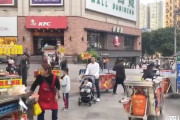 【動画】中国あるある、街中で「鬼の城管が来たぞー！」露天商が一斉に逃走！