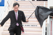 韓国李洛淵首相、強風で傘が折れても笑って日本到着 [10/22]