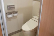 【狂気】女子高生さん、個室のトイレで隠し撮りされる → 動画が流出してしまい・・・