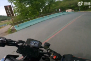 【動画】中国のバイク乗りさん、飛ばしすぎてカーブで散る・・・