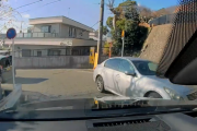 【動画】狭い坂道で当て逃げ…これどっちが悪いの？？