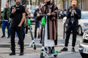 7月から日本でも免許不要で乗れる電動キックボード、フランスでヤバいことになってた・・・