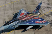 ドイツ空軍、タイフーン戦闘機の右主翼に「日の丸」を描いた特別塗装機を公開…8月からインド太平洋地域へ展開！