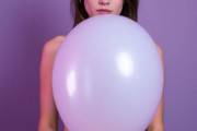 【閲覧注意】全裸っぽい女性が抱えてる風船を割った結果ｗｗｗｗｗｗ