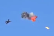 【動画】イスラエルの戦闘機がイランのドローンを撃ち落とす瞬間を地上から。