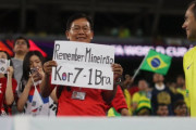 ◆悲報◆韓国サポさん何をトチ狂ったのか「KOR7-1BRA」とバナーを掲げてブラジルを煽ってしまう?