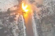 【軍事】ロシア軍の戦車にジャベリンが命中する瞬間の空撮映像が公開される。