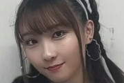 【悲報】アイドルさん、豊満なワキ肉がはみ出てしまう…