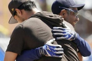 【画像】イチロー、ダルビッシュを抱きしめる