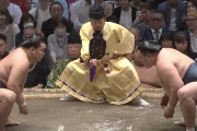 【悲報】大相撲の横綱戦で取組前にクソ客が「ハッキヨイ！」と叫び妨害ｗｗｗｗwｗ