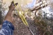 【動画】スリングショットで魚を突こうとした男の大きすぎるミスが(@_@;)