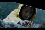 【#イット 】ホラー映画『IT／イット “それ”が見えたら、終わり。』ジョージーの子役・ジャクソン君が、冒頭で消されるシーンを現実で再現！　可愛いいいいい