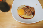 【画像】納豆玉子かけご飯食べる