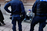 【速報】環境少女・グレタ・トゥンベリさん、警察がついに連行！！！！！！！！！