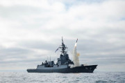 サンディエゴ沖でトマホーク巡航ミサイルを発射するオーストラリア海軍のホバート級駆逐艦「HMAS ブリスベン」！