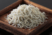 有識者「江ノ島で生シラス丼に2時間半待ってるやつ、1000円札握って今すぐ新幹線のれ！！！」