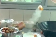 【動画】中国のおばあちゃん、爆発する料理を作ってしまうｗｗｗｗｗ