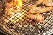 大混雑で待ってる焼肉店で、二人なのに二人席が狭くて嫌だって文句を言う旦那が鬱陶しい